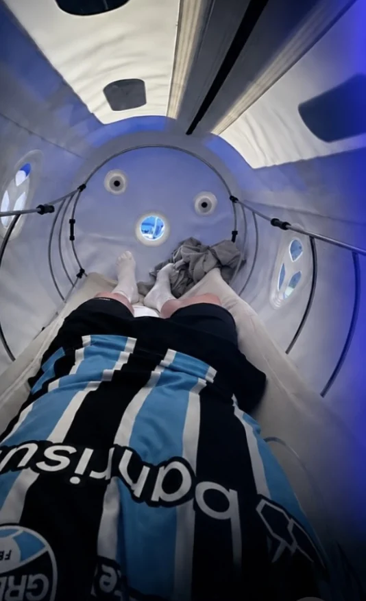 Vista desde dentro de una cámara hiperbárica, con un paciente recostado